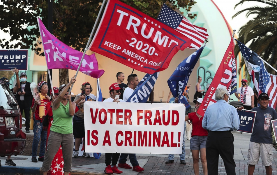 Trumpsupportrar protesterar mot påstått valfusk.