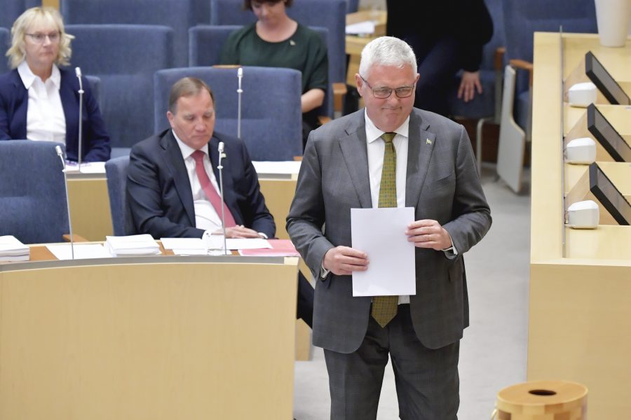 Centerpartiets gruppledare i riksdagen Anders W Jonsson vill att onsdagens partiledardebatt ställs in.