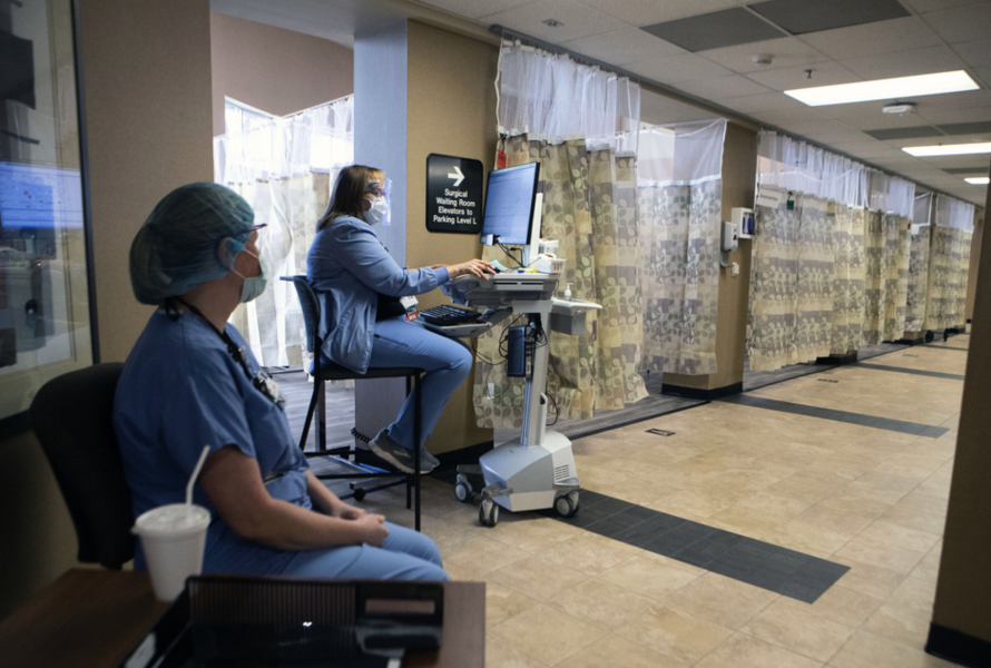 Sjuksköterskor på kliniken Stormont Vail Health System i Topeka i Kansas arbetar i en lobby som på grund av viruspandemin gjorts om till vårdavdelning.