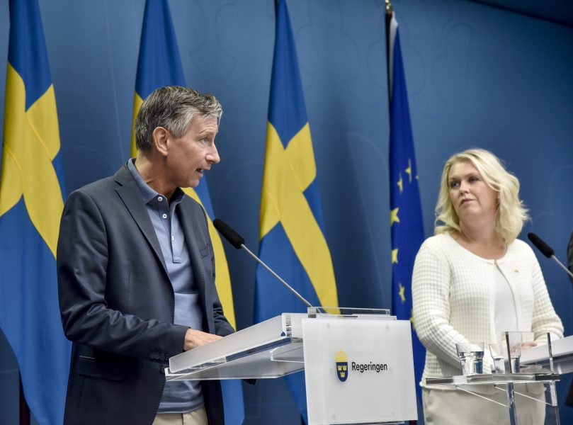 Vaccinsamordnare Richard Bergström och socialminister Lena Hallengren under en tidigare pressträff om arbetet med Sveriges vaccinstrategi.