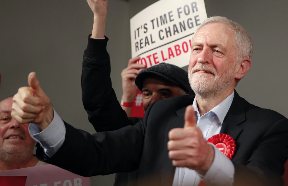 Labours tidigare ledare Jeremy Corbyn anser att basinkomst borde införas samtidigt som välfärdssystemet i Storbritannien förbättras.