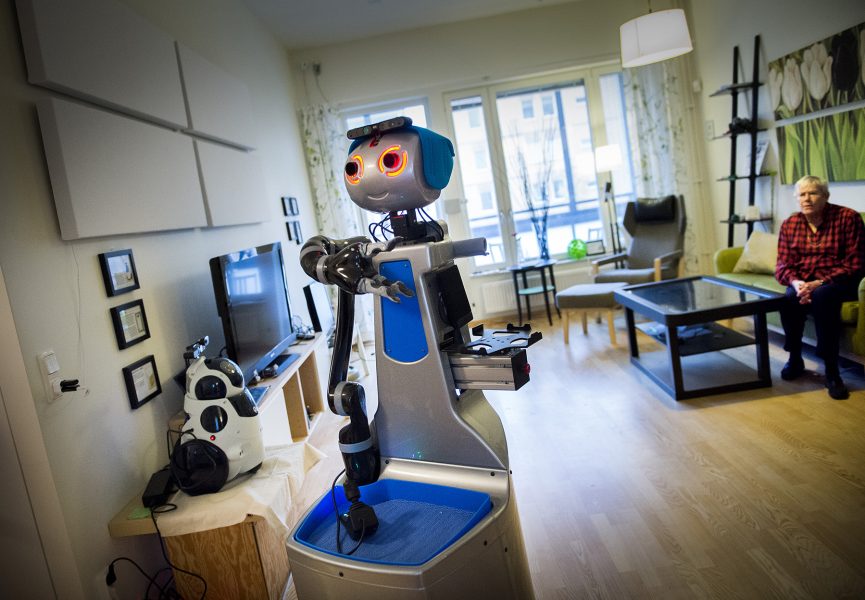 Roboten Doro hjälper till att hämta medicin och beställa mat.