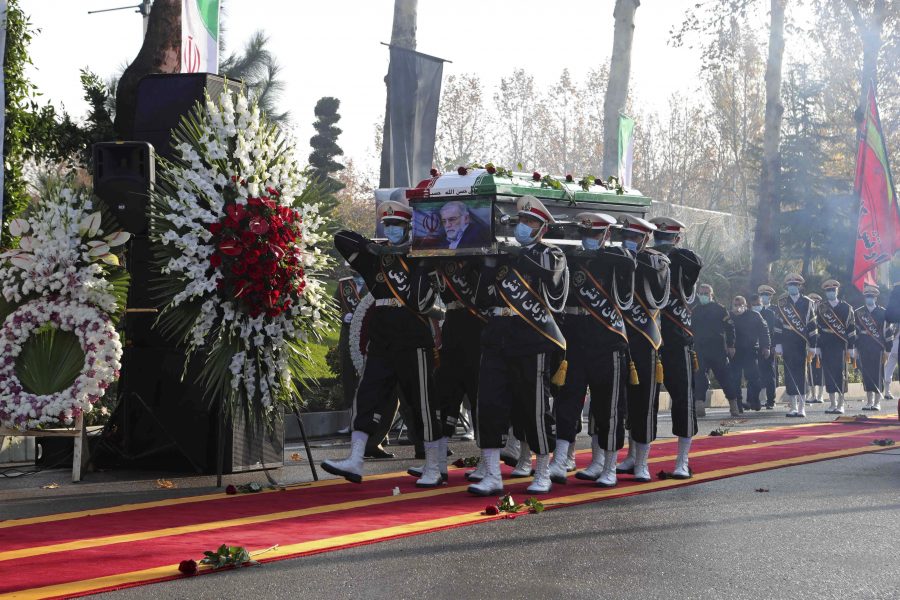 Soldater med Mohsen Fakhrizadehs kista under begravningsceremonin i Teheran under måndagen.