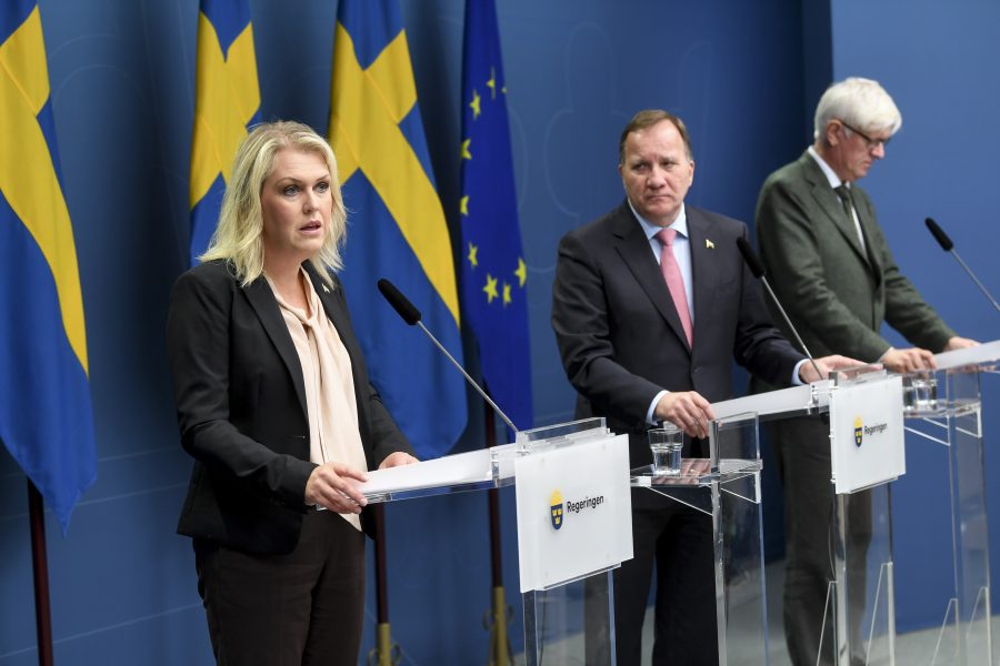 Socialminister Lena Hallengren (S), statsminister Stefan Löfven (S) och Folkhälsomyndighetens generaldirektör Johan Carlson håller presskonferens.