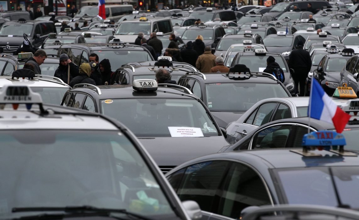 Tusentals franska taxichaufförer protesterade mot Uber 2016 .