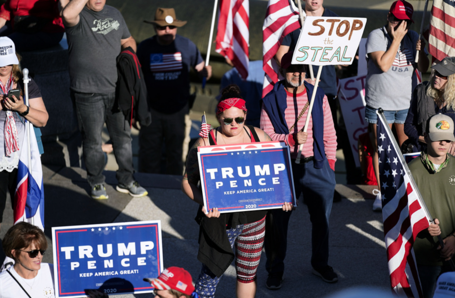 Anhängare till president Donald Trump demonstrerar i närheten av Pennsylvanias delstatsparlament några dagar efter presidentvalet den 3 november.