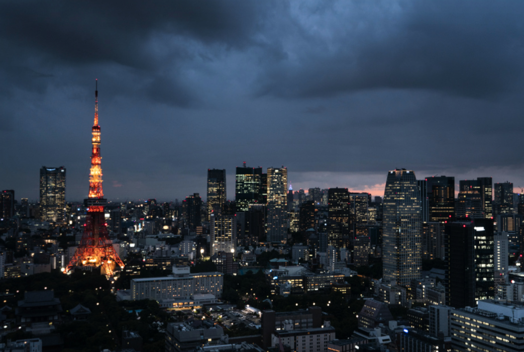 Regntunga skyar över Tokyo.