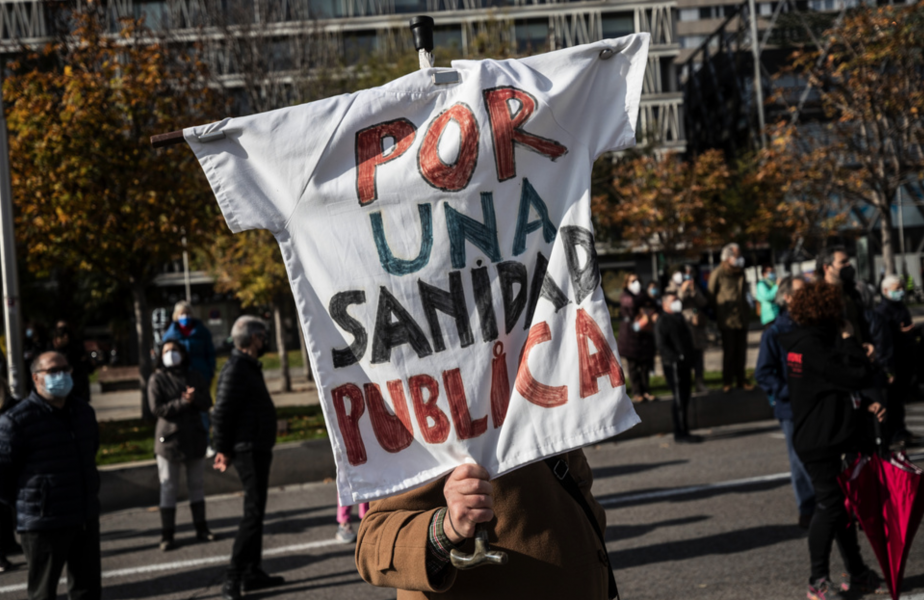 En demonstrant i Madrid drar en lans "för en offentligt vård" på söndagen.