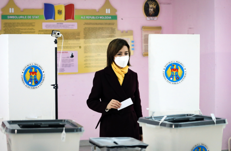 Moldaviens tillträdande president Maia Sandu röstar i söndagens val.