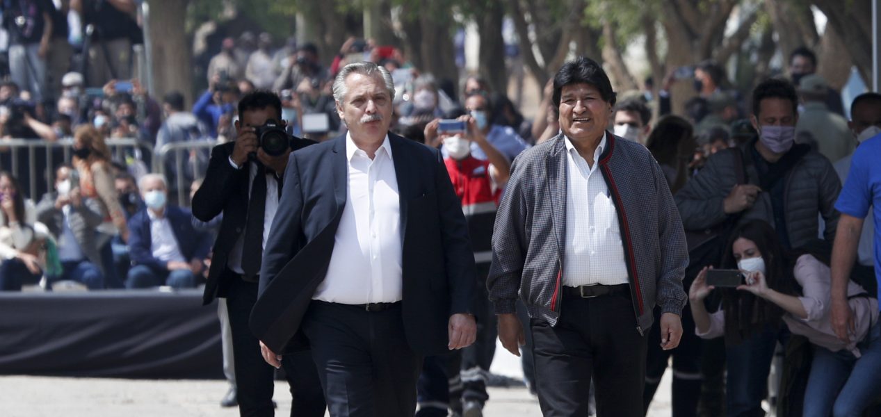 Argentinas president Alberto Fernández följer Evo Morales till gränsen.