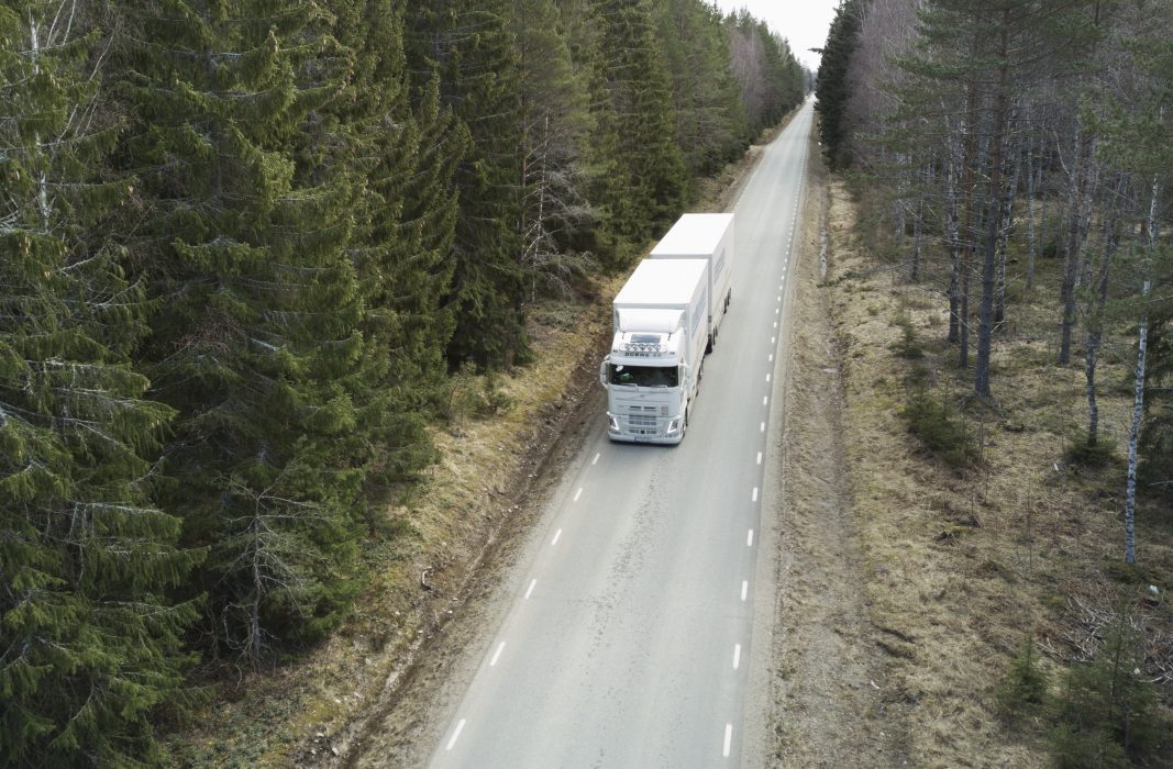 Transporterna kommer i första hand att ske med lastbil, i undantagsfall kan flyg eller båt bli aktuellt, enligt Folkhälsomyndigheten.