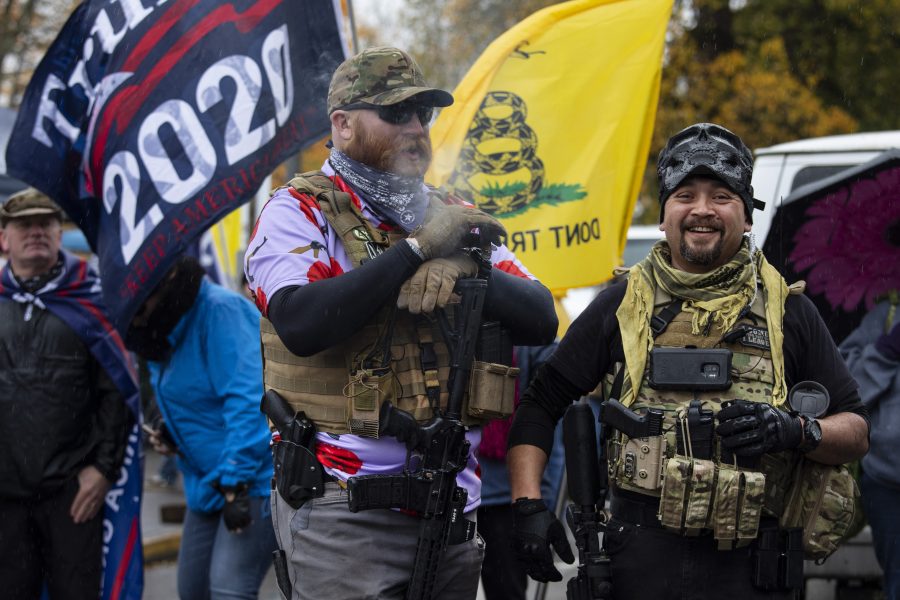Beväpnade Trumpsupprtrar demonstrerar mot valresultatet i Seattle, Oregon.