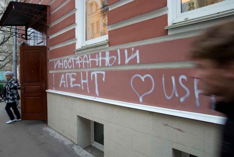 "Utländsk agent (älskar) USA" står det på väggen till människorättsorganisationen Memorial rights groups kontor i Moskva.