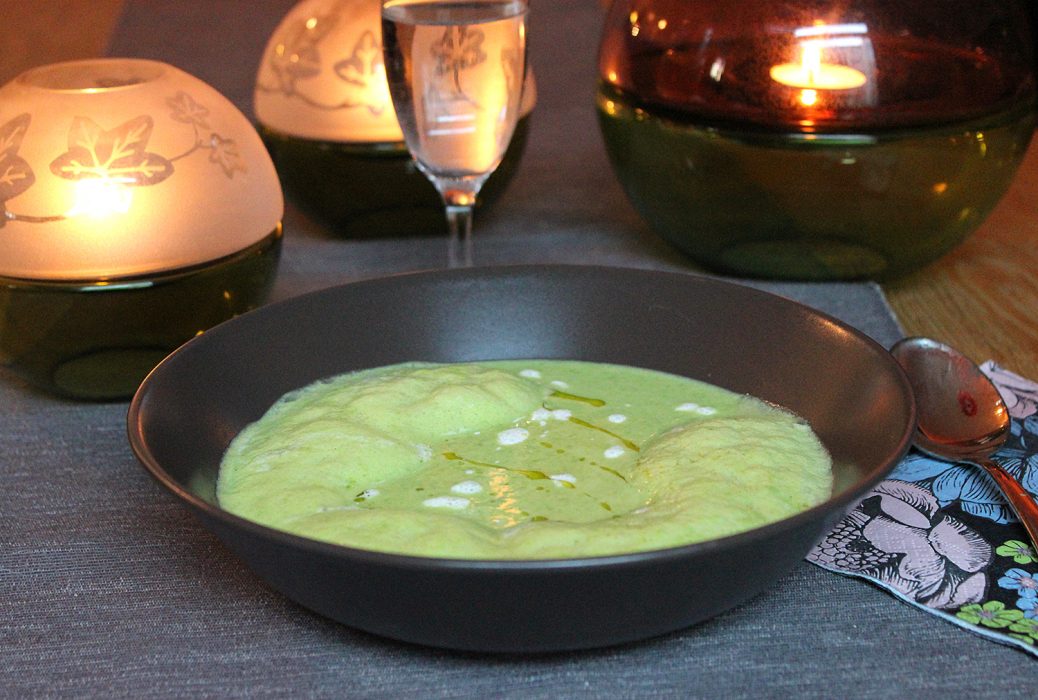 Crème Ninon är en soppa med mixade gröna ärtor och med en bubblig yta av mousserande vin, med eller utan alkohol
