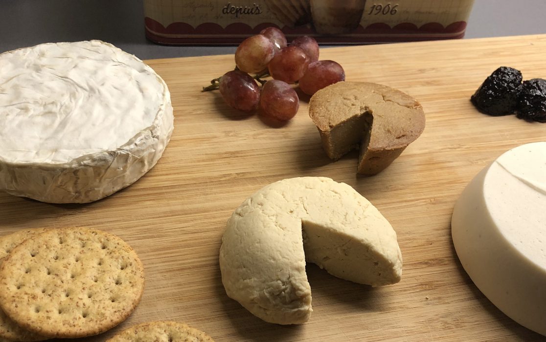 På Julie Colins meny finns bland anant veganska varianter av camembert, mozzarella och cheddar baserade på cashewnötter.