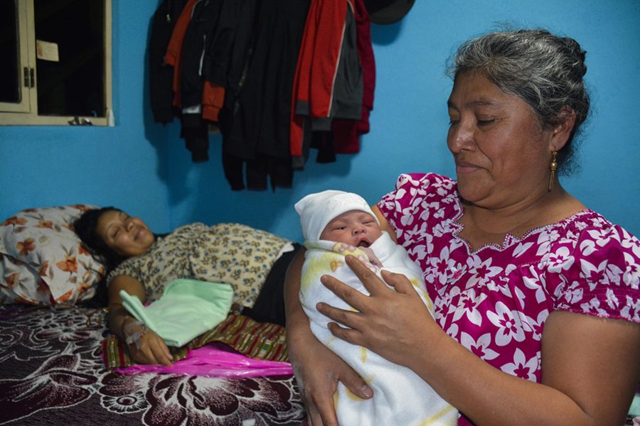 Barfotabarnmorskan Ester Pop har precis hjälpt Rosmery att föda I Guatemala föds två av fem barn hemma.