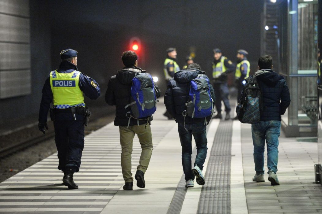 Från och med idag blir personer som inte kan identifieras på annat sätt skyldiga att låta sig fotograferas och ge fingeravtryck vid gränskontroller och inre utlänningskontroller.