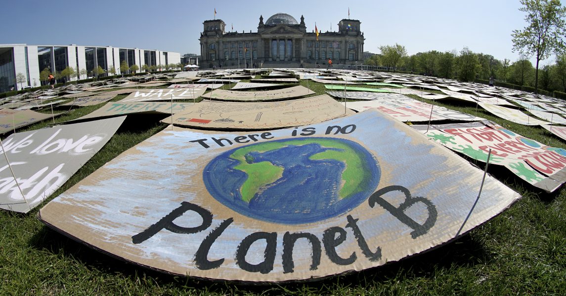 Klimatrörelsen Fridays for future genomför en aktion utanför tyska förbundsdagen i Berlin i april 2020.