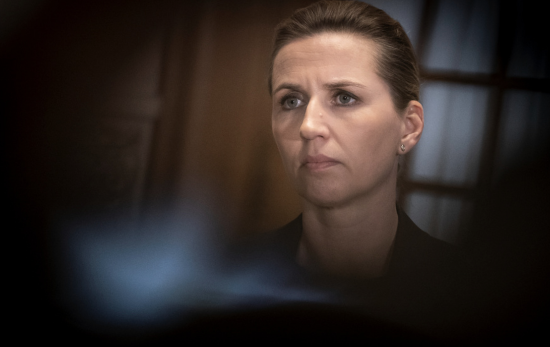 Statsminister Mette Frederiksen (S) vill få kontroll över den danska smittspridningen innan jul.