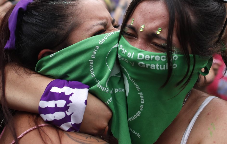 Aborträttsaktivister firar då det argentinska parlamentets underhus den 11 december godkände lagförslaget om att legalisera abort.