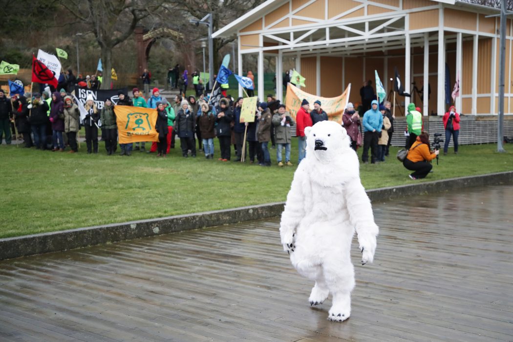 Demonstranter från Extinction rebellion inför rättegången i Mark- och miljööverdomstolen om Preems utbyggnadsplaner i Lysekil