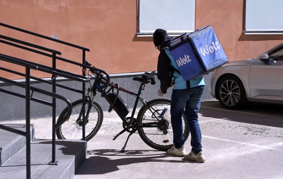 Många av matkurirerna i Stockholm är migranter som haft svårt att finna ett jobb som matchar deras utbildning.