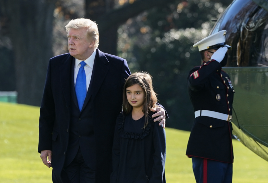 President Donald Trump, här med sitt barnbarn Arabella Kushner, för ett par dagar sedan.
