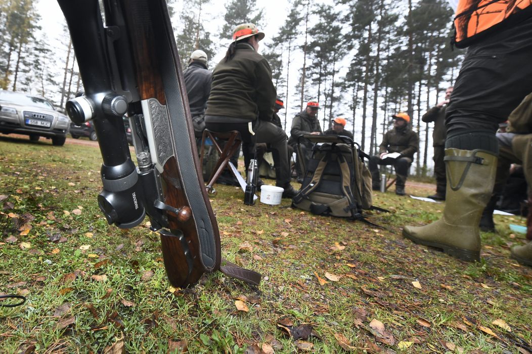 Just nu är jakten inte bara en fara för djuren utan också för att jägare riskerar att föra coronasmittan vidare, skriver Robin Andersson från organisationen Revolution Rov.