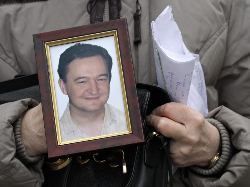 Modern Natalja håller upp ett foto på advokaten Sergej Magnitskij, som avled i ett fängelse i Moskva 2009.