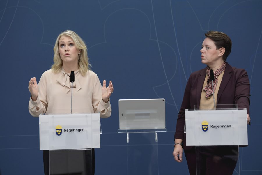 Socialminister Lena Hallengren (S) och Marie Morell, ordförande i sjukvårdsdelegationen på SKR vid en pressträff i fjol.