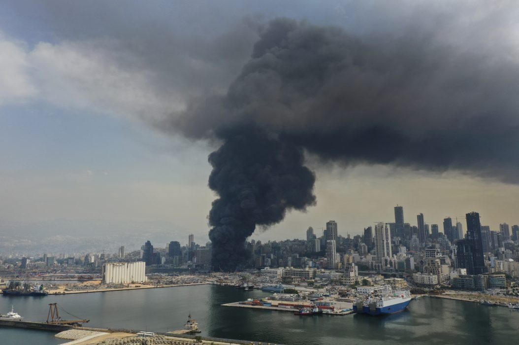 Svart rök stiger från hamnområdet i Beirut