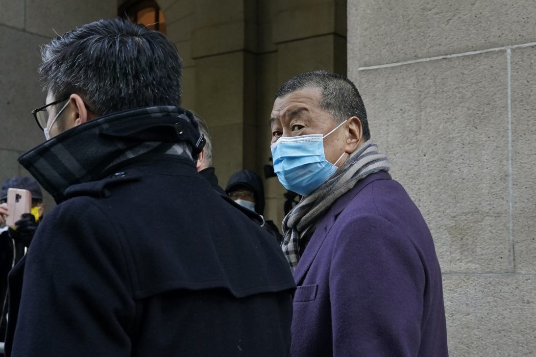 Jimmy Lai (till höger) utanför rätten i Hongkong under en paus i förhandlingarna.