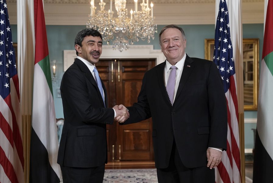 Utrikesminister Abdullah bin Zayed bin Sultan Al Nahyan från Förenade Arabemiraten och USA:s utrikesminister  Mike Pompeo i Washington vid ett tidigare möte 2019.
