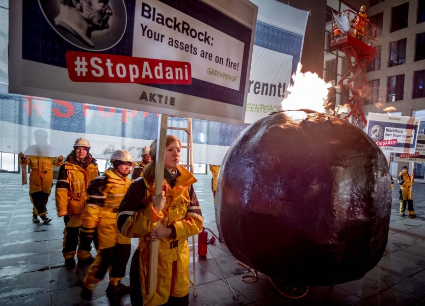 Greenpeace-aktivister protesterar tidigare i år framför Blackrocks huvudkontor i Frankfurt, Tyskland.