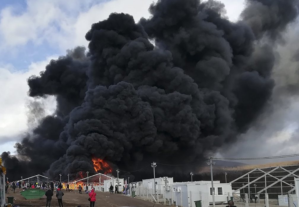 Delar av Lipalägret stod i brand under gårdagen, samma dag som lägret stängts på grund av undermåliga förhållanden.