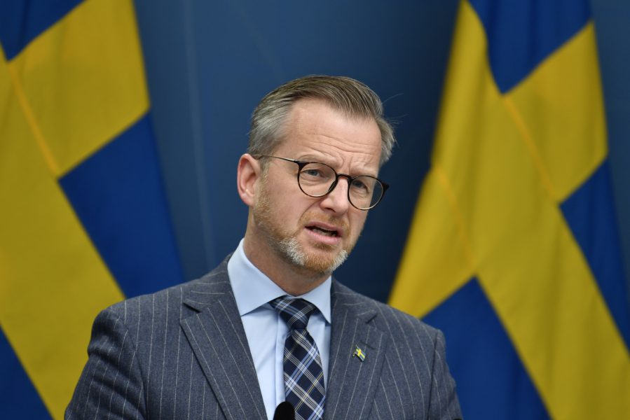 Inrikesminister Mikael Damberg (S) meddelade under dagen att Sverige stoppar resor från flera länder.