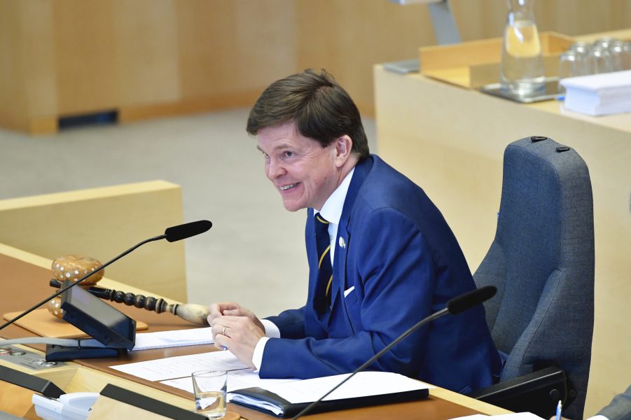 Riksdagens talman Andreas Norlén extrainkallar riksdagen.
