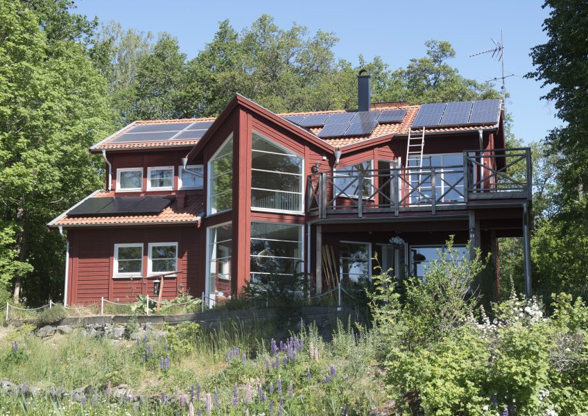 En villa i Västerås har fått solpaneler på taket.