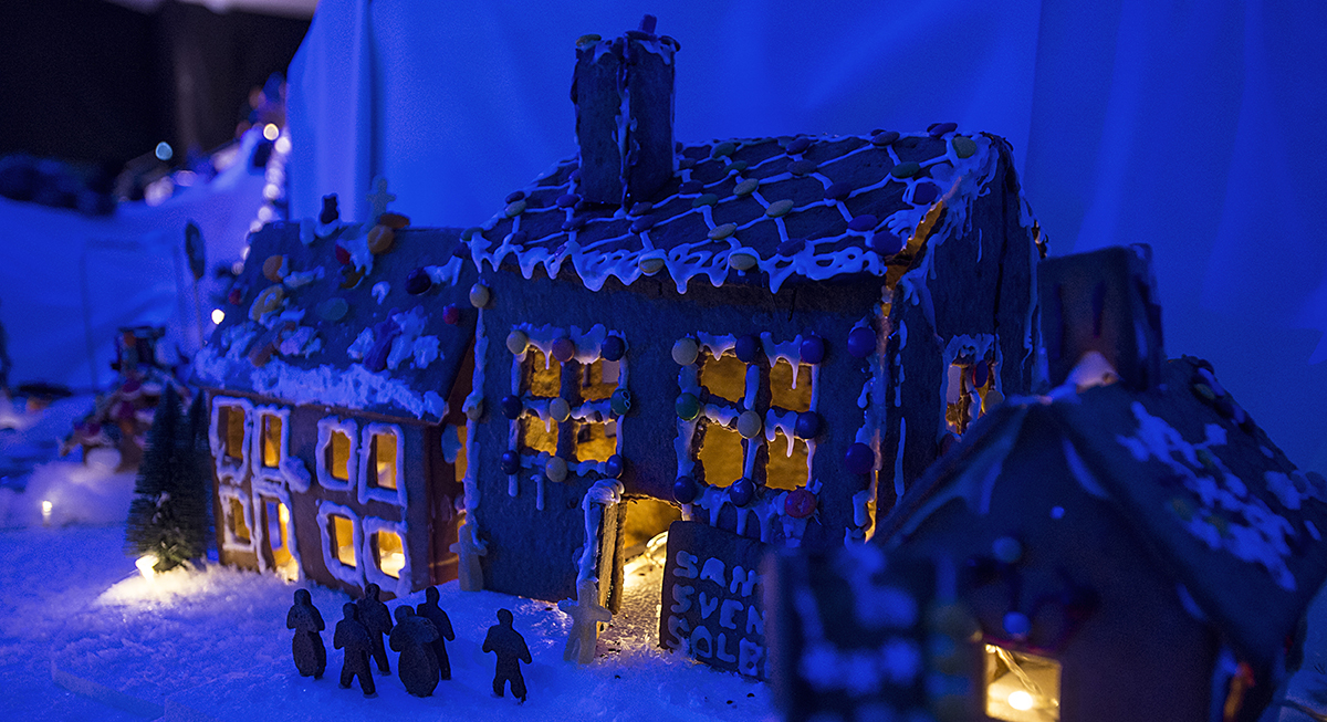 I ”Vi komma, vi komma från Pepparkakeland” är verben böjda i plural.