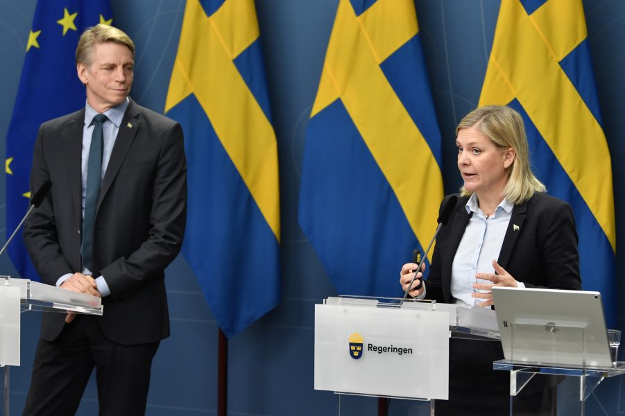 Finansminister Magdalena Andersson vid en pressträff den 9 november, där regeringen meddelar att stödet för korttidspermitteringar förlängs med sju månader.
