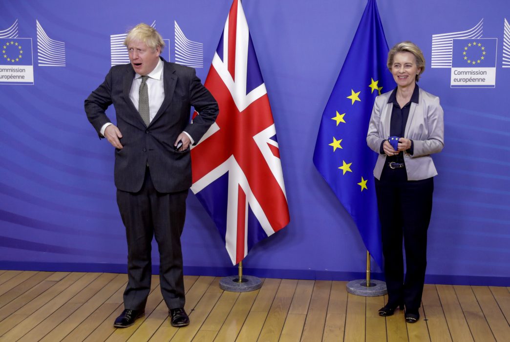 EU-kommissionens ordförande Ursula von der Leyen välkomnar Storbritanniens premiärminister Boris Johnson till Brysselmötet.