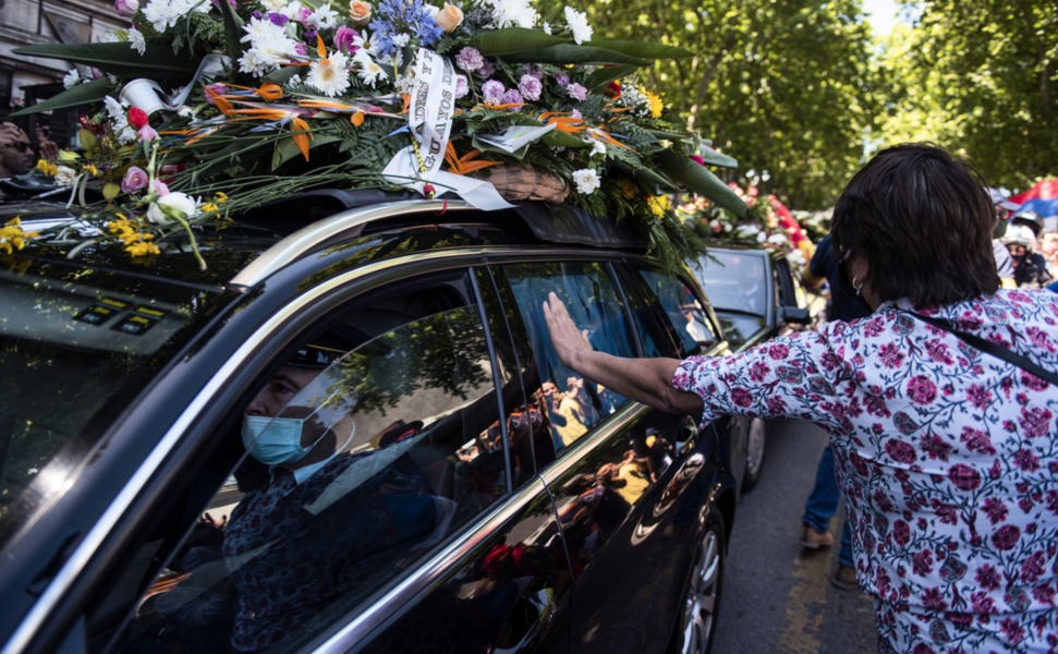 Tusentals sörjande följde Uruguays förre president Tabaré Vázquez på dennes sista resa, till en kyrkogård i Montevideo, bara timmar efter det att dödsfallet offentliggjorts.