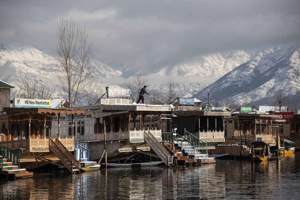 Centralmakten i Indien vill inleda en industrialisering av Kashmir, vilket möter motstånd från miljöorganisationer och lokala bedömare.