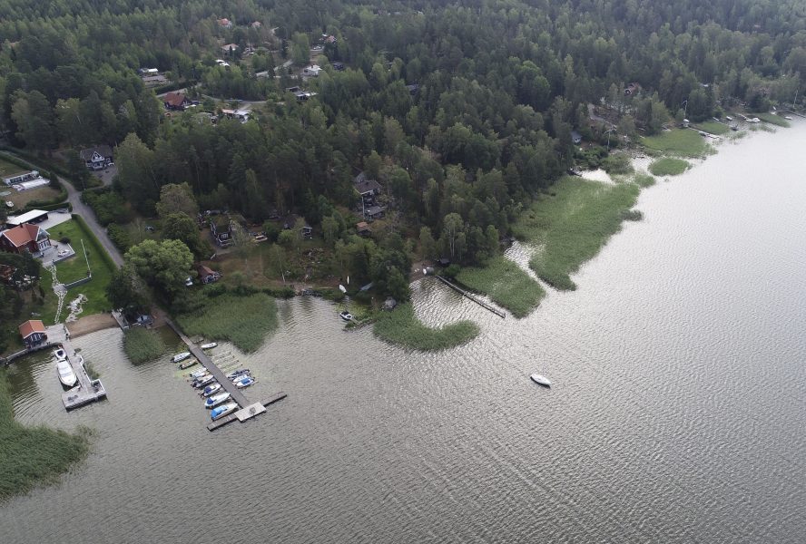 Strandnära bebyggelse vid sjön Mälaren.