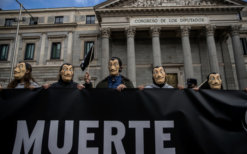 Demonstranter protesterar mot lagförslaget om aktiv dödshjälp utanför det spanska parlamentet i Madrid.