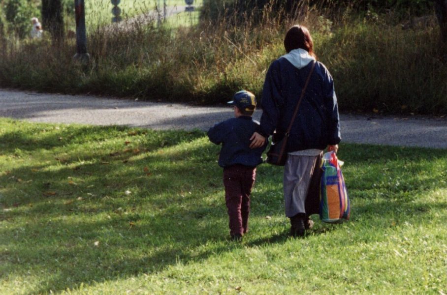 En ny studie från Malmö universitet visar att ensamstående mammor inte får tillräcklig stöttning från samhället.