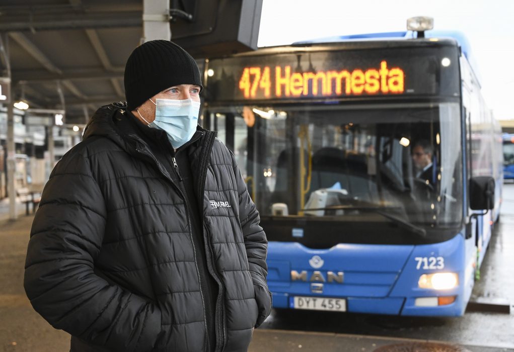 Direkt efter helgerna, från och med den 7 januari, gäller munskydd i kollektivtrafiken.