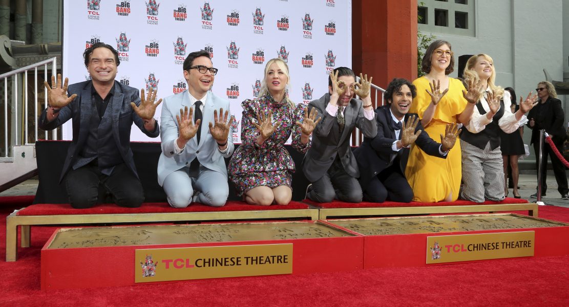Skådespelarna i den amerikanska komediserien Big bang theory gör hand- och fotavtryck under en ceremony på TLC Chinese theatre i Los Angeles.