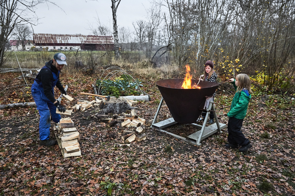Johan Åhström, som har gått på biokolskurs hos Wolfgang Brunner, producerar kol tillsammans med grannbarnet Lova och dottern Ilse.