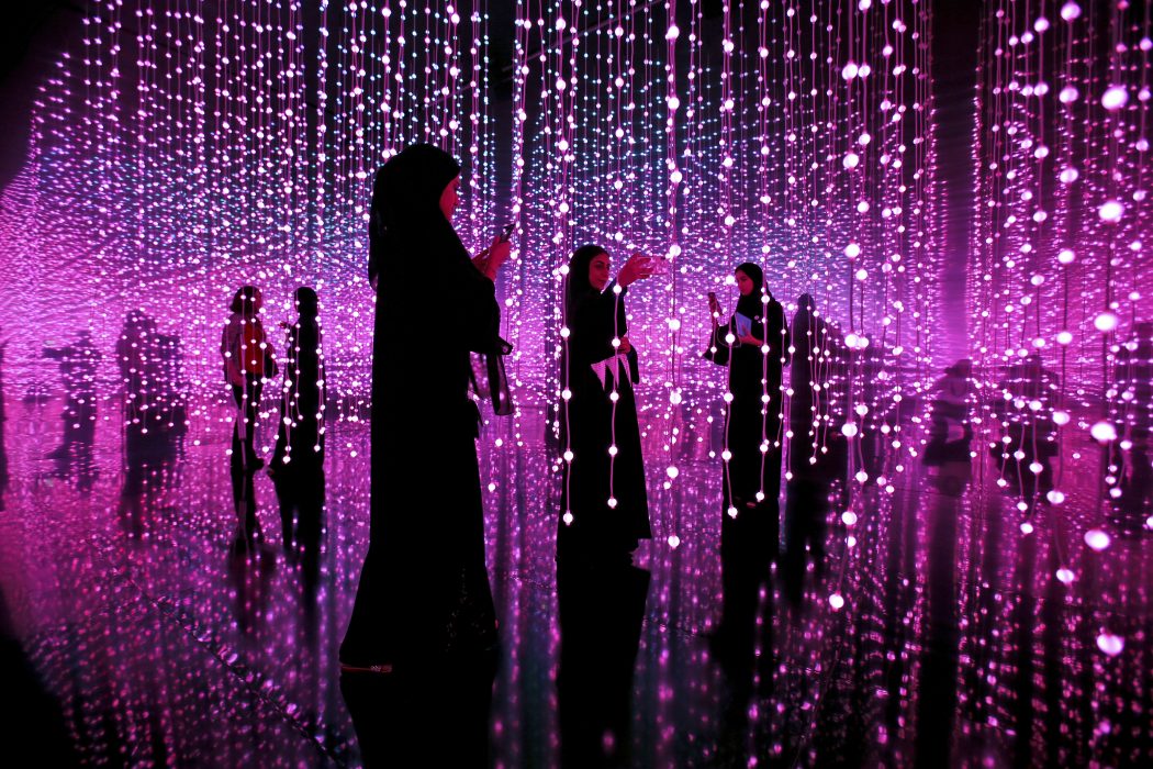 På Museet för världens framtid i Dubai tar några kvinnor selfies.